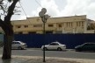 Mindelo, Praça Amílcar Cabral. Edifício do Éden Park, antigo cinema da cidade, em obras para receber acréscimo de múltiplos pavimentos<br />Foto Marcela Santana, 2016 