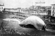 Tentativa de inflagem do balão Santa Maria de Belém.  [Scientific American Brasil. São Paulo, Ediouro; Segmento-Duetto, nº 19, dez. 2003. p. 21]