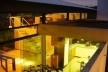 Vista a partir do jardim interno - O jardim interno é um importante elemento de articulação entre os setores da casa<br />Imagem dos autores do projeto 