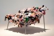 A poltrona Multidão, de Fernando e Humberto Campana, utiliza as bonecas feitas em Esperança, na Paraíba<br />Foto Mariana Chama 