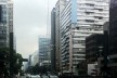 Homem atravessando faixa de pedestres, São Paulo<br />Foto Abilio Guerra 