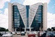 Edifício comercial, Brasília. A arquitetura contemporânea do edifício concentra, verticaliza e resume a discussão público versus privado<br />Foto Raphael David 