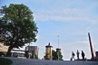 Outro aspecto do centro urbano com mobiliário, sinalização, jardins e arborização, alem de abrigo de ônibus<br />Foto Fabio Lima 