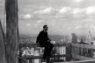 Carlos Lemos no topo do edifício Copan em construção, São Paulo<br />Foto divulgação 
