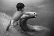 Menino carajá com pirarucu, Tocantins, 1992<br />Foto Araquém Alcântara 