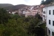 Casario faz a contenção do terreno ao longo do Vale dos Contos<br />Foto Abilio Guerra 