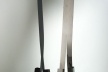 Passantes, esculturas em aço inox, à esqueda pintado, 220cm. José Resende [Paulo Darzé Galeria de Arte]