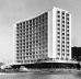O Edifício Sobre as Ondas – fachada curva abraça o mar<br />Foto de José Moscardi  [Doada por Oswaldo Correa Gonçalves a FAU Santos]