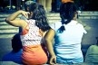 Duas meninas na praça, San José, Costa Rica<br />Foto Junia Mortimer 