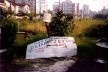 Viela e praça com placa<br />Foto Orlando Faya 