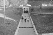 Passarela subterrânea cruzando eixo rodoviário, Brasília, 1998<br />Foto Thomaz Farkas 