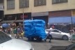 Rua 25 de Março, ambulante do tipo móvel carregando carrinho no final do expediente, São Paulo SP<br />Foto Mariana Taguti, 2019 
