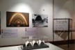 Aspecto de la exposición, con la maqueta, fotografías y plano de la parroquia de San Antonio de las Huertas (México DF, 1956) de los arquitectos Enrique de la Mora, Fernando López Carmona y Félix Candela<br />Fotografía divulgación 