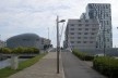 Almere Centrum: desta foto vemos um outro ângulo dos edifícios citados na foto anterior. A ponte que dá acesso a eles também o do arquiteto René van Zuuk. Nela circulam as bicicletas e os pedestres, assim como na maioria das vias de Almere Centrum
<br> Da<br />Foto Taiana Car Vidotto 