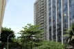 Em primeiro plano, edifício residencial sem varandas, cortina de vidro, Rio de Janeiro, início da década de 1970<br />Foto Andréa Redondo 
