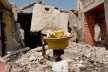 Porto Príncipe, Haiti, 2010. A população tenta retomar a vida com os escombros compondo a paisagem da cidade<br />Foto Alyson Montrezol 