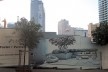 Tapumes e construções em downtown: ao fundo, o Holiday Inn baleado. À frente, tapumes guardam terreno que irão receber projeto de Foster & Partners<br />Foto Bianca Antunes 