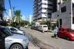 Automóveis invadem as calçadas<br />Foto Roberto Ghione 