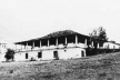 A célebre sede da Fazenda do Colubandê, em São Gonçalo, Rio de Janeiro, com o alpendre periférico de colunas toscanas [MONTEZUMA, Roberto (org.). Arquitetura Brasil 500 anos. Recife, UFPE, 2002, p. 82]