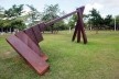 <i>Eixo Paralelo ao da Rotação da Terra</i>, escultura pública de Marco do Valle na Unicamp, novembro de 1987<br />Foto Melissa Vendite 