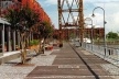 Figura 2 – Detalhe do passeio junto aos diques e os armazéns portuários reciclados em Puerto Madero, Buenos Aires [In Abitare  342, julho/agosto 1995]