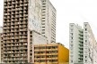Conjunto de prédios na região central de São Paulo. Da esquerda para a direita, uma ocupação irregular objeto de retrofit através da Sehab, um edifício enquadrado no tema deste artigo, um imóvel privado e um edifício habitacional plenamente ocupado<br />Foto Rafael Ianni 