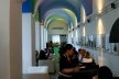 Café com alfajores entre uma sala e outra<br />Foto Bruno Silveira Carvalho 