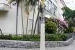 Rua Simão Alvares com Rua Benjamin Egas. Calçada arborizada e recuo frontal generoso<br />Foto Abilio Guerra 