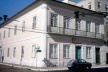 Dois exemplos de edificações que eram originalmente casas coloniais e sofreram reformas para se adaptarem às tendências arquitetônicas em vigor