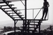 Lina Bo Bardi na escada da Casa de Vidro<br />Foto Chico Albuquerque 