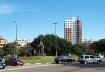 A questão da escala urbana. Este largo tem um monumento. Onde está o monumento (homenagem ao Papa)? / O edifício-monumento, que se impõe na paisagem, não é referência para nada. Ele nem se localiza neste largo. As referências urbanas estão banalizadas, pe