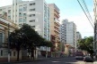 Avenida Independência, o endereço dos mais caros até os anos 70, já foi um cartão-postal da cidade. A soma das rupturas dos diversos planos diretores a deixou assim. Pode-se ver:
– recuo progressivo (decisão de demolir todo o casario antigo);
– edifício c
