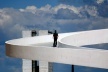 Homem andando na passarela<br />Foto Sandra Godoy 