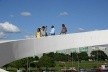 Família andando na passarela<br />Foto Sandra Godoy 