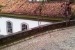 Casa do Conto e ladeira sustentada por arrimo no acesso ao Grande Hotel<br />Foto Abilio Guerra 