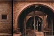 Páteo da Alfândega. À esquerda armazém principal da Alfândega (1677); ao centro aduelas de arco (séc. XV). <br />Fotografia: Ferreira Alves 