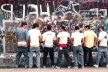 Grupo de atletas no Muro de Berlim