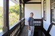 Ilo Dias de Souza na varanda da sede da Fazenda Retirinho reconstruída dentro da Fazenda do Voturuna<br />Foto Vitor Hugo Mori 