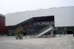Praça do Fórum, Almere Centrum. Além de projetar o plano urbano desta área, o OMA, escritório de Rem Koolhaas, também fez o projeto do cinema Utópolis. A maior sala de cinema deste prédio tem 540 lugares e uma tela gigante de 21mX9m
<br> Data da foto: 27/<br />Foto Taiana Car Vidotto 