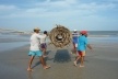 Bitupitá, Ceará. Pescadores levando para o mar a malha do curral de pesca<br />Foto José Albano 