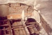 Estrutura de suporte do forro original de estuque parcialmente encoberta pelo atual forro rebaixado