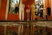 Centro Histórico de Salvador, cidade alta, vitrine e reflexos de loja em poça d’água<br />foto Fabio Jose Martins de Lima 
