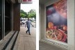 À esquerda, estrutura metálica instalada em janela; à direita, estrutura metálica instalada embaixo de marquise, Maringá PR<br />Foto Vinícius de Moraes Ribeiro 
