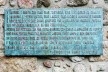 Porto, Largo do Barredo, placa com inscrição sobre as críticas condições de pobreza da população residente em 1950<br />Foto Andréa da Rosa Sampaio, 2016 