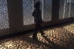 Fuori Saloni, Corian Cabana Club, Tortona. Corredor todo revestido em muxarabi feito com corian criou a passagem que transportava para a visita das cabanas multiculturais<br />Foto Marcelo Maingué, 05 abr. 2017 