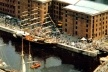 Figura 9 – O movimento portuário e as embarcações históricas como atrativos; no conjunto recuperado de Albert Dock, Liverpool, Inglaterra [In Pozueta, J. 1996]
