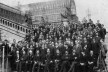Graduação de Arnaldo Dumont Villares diante do Palácio de Cristal em Paris, 1905<br />Foto divulgação  [Acervo fotográfico família Villares]
