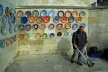 Platos de cerámica pintados a mano expuestos en un muro de la ciudad<br />Foto: Rogério Vilas Boas 