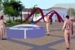 Perspectiva do mapa na área de passeio central da praça. Ao fundo, a escultura e a galeria<br />Imagem do autor do projeto 