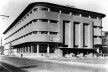 Instituto do Cacau, fachadas principal e lateral, com seus cantos arredondados e basculantes fixos